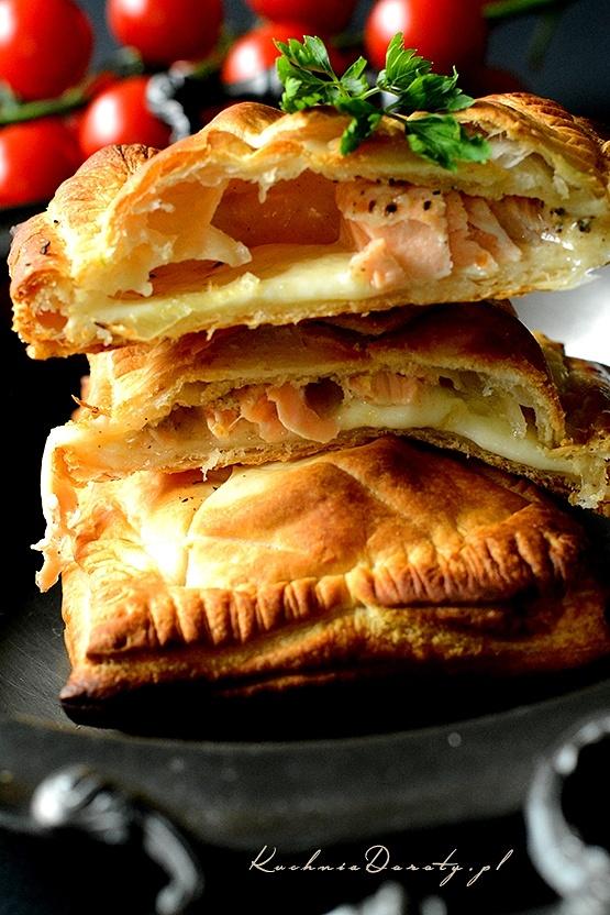 Paszteciki z ciasta francuskiego z łososiem i mozzarellą