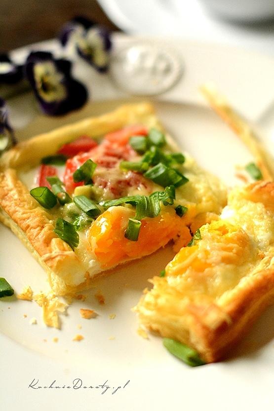 Jajka pieczone w cieście francuskim z awokado i pomidorami