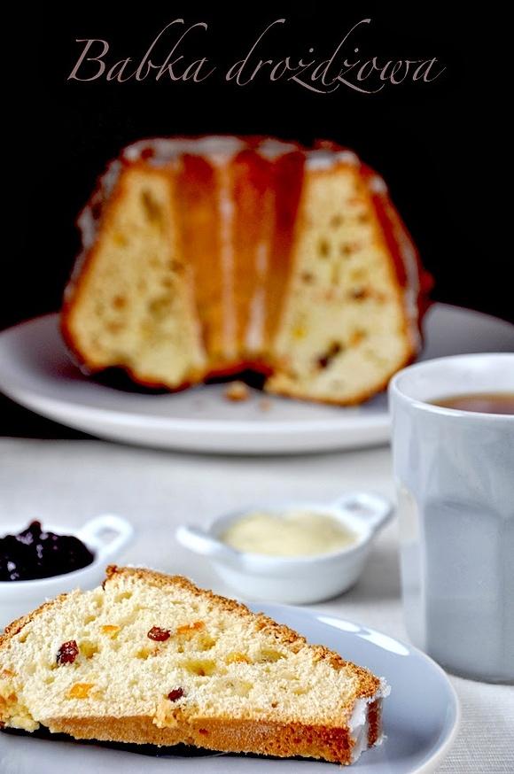 Babka drożdżowa idealna - puszysta, słodka i polukrowana
