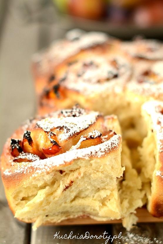 Drożdżówki ze śliwkami i cynamonem