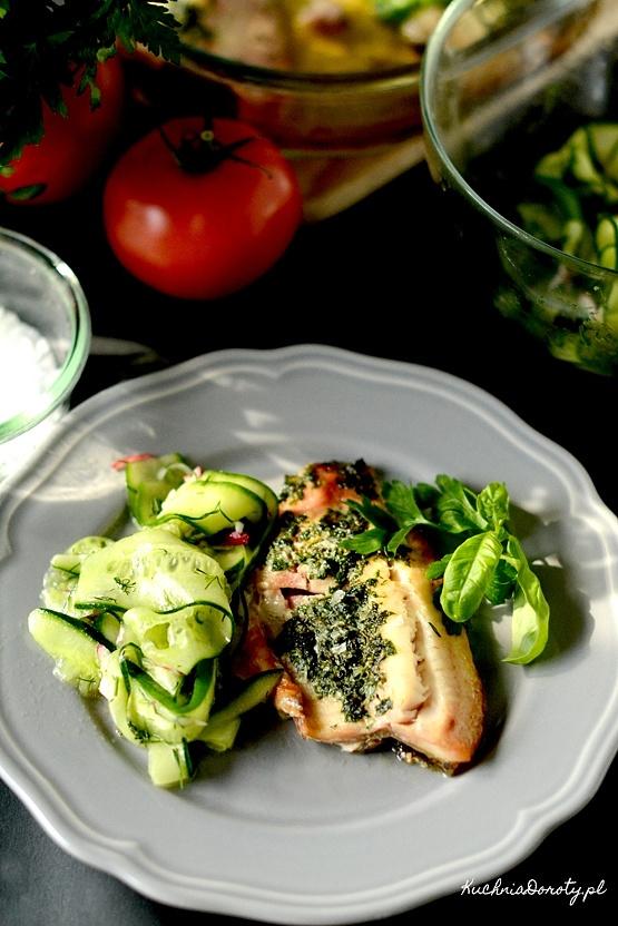 Tilapia pieczona z masłem pietruszkowo-bazyliowym