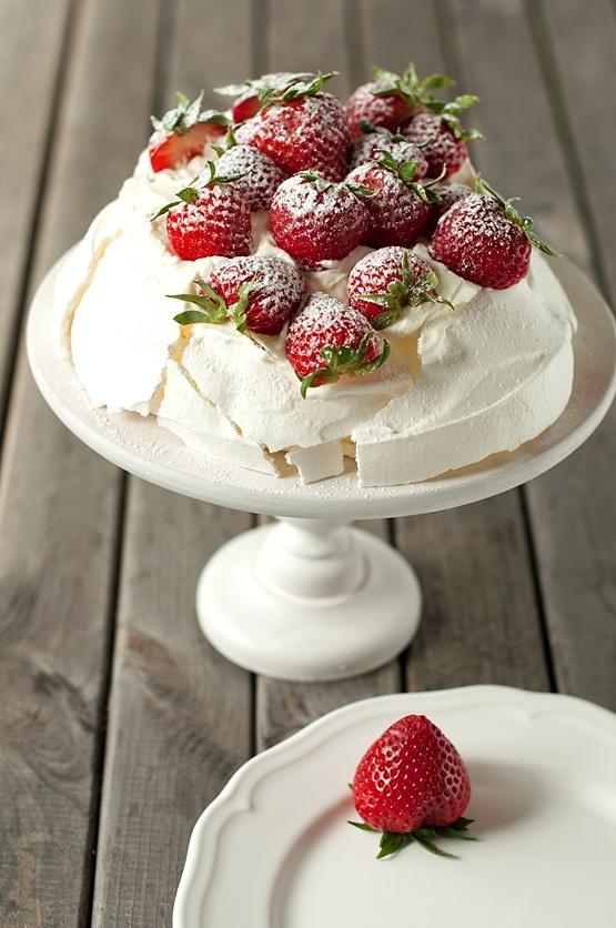 Pavlova bezowa z owocami