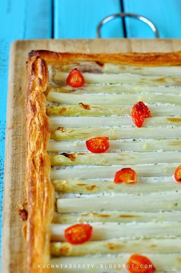 Tarta francuska z białymi szparagami