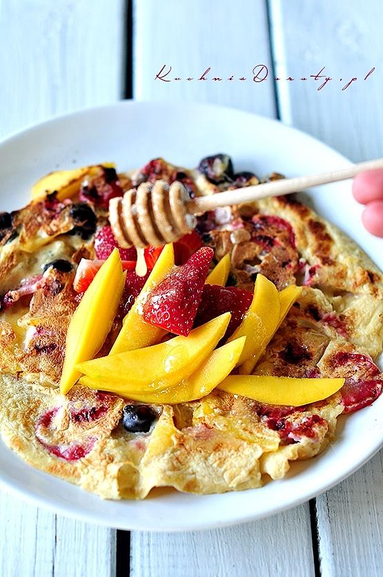 Omlet ze świeżymi owocami