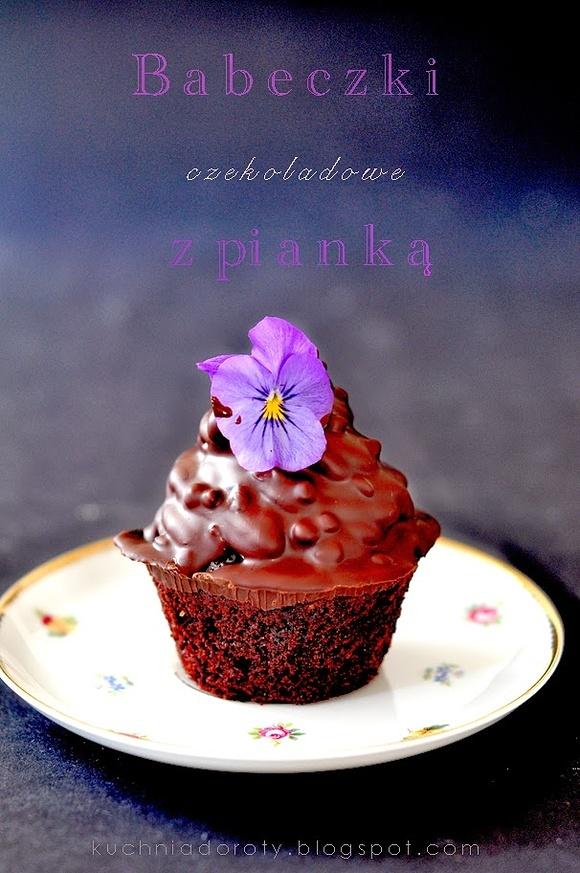 Czekoladowe babeczki w czapkach z pianki w czekoladzie