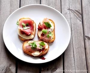 Kanapki z szynką parmeńską i mozzarellą na ciepło