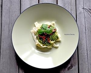 Makaron z pesto i suszonymi pomidorami