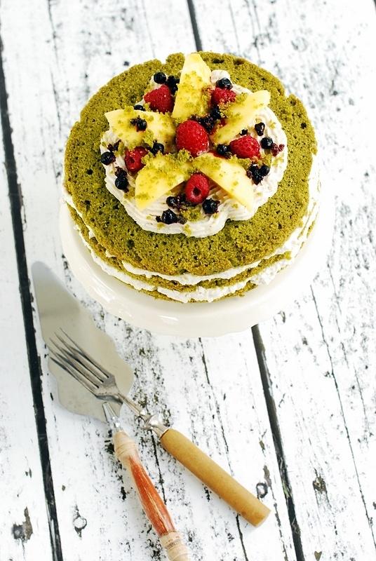 Szpinakowy tort z waniliowym kremem i owocami bez glutenu i nabiału