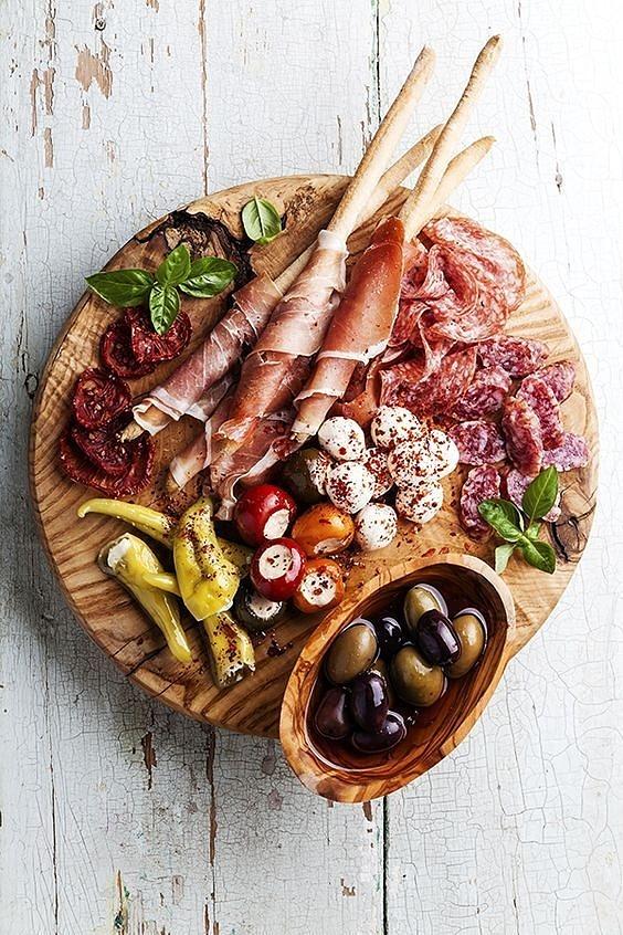 Antipasti – jak w łatwy sposób przygotować włoski wieczór z przekąskami