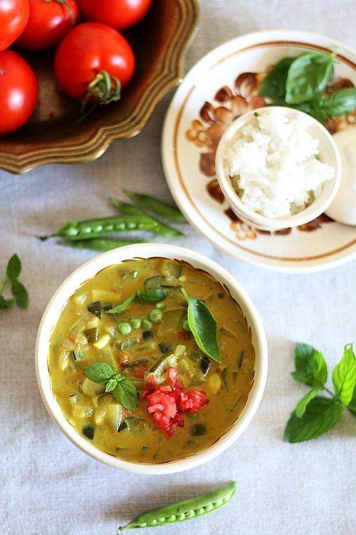 Zielone curry z cukinią i groszkiem