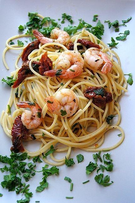 Spaghetti z suszonymi pomidorami i krewetkami