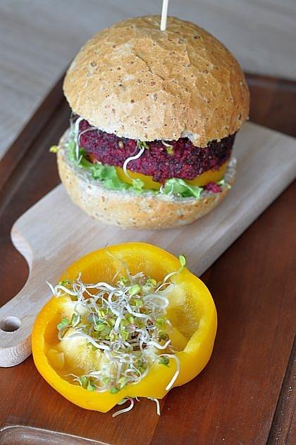 Burger z kaszy jaglanej i buraka