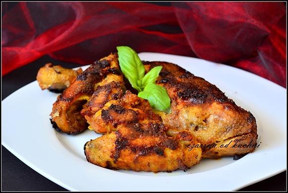 Kurczak tandoori - indyjskie danie z marynowanego mięsa pieczonego w jogurcie