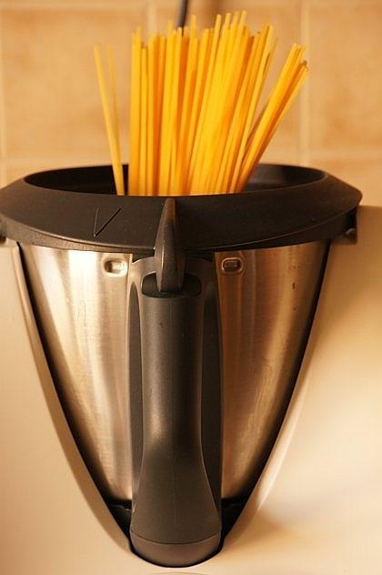 Spaghetti z klopsikami w sosie pomidorowym z mozzarellą