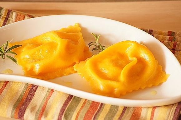 Pierogi dyniowo-ziemniaczane z masłem rozmarynowym