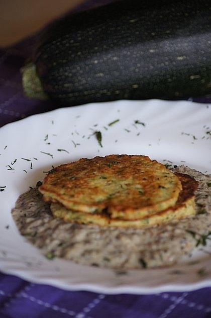 Placki z cukinii - delikatne i wyraziste w smaku prezentacja z sosem pieczarkowym