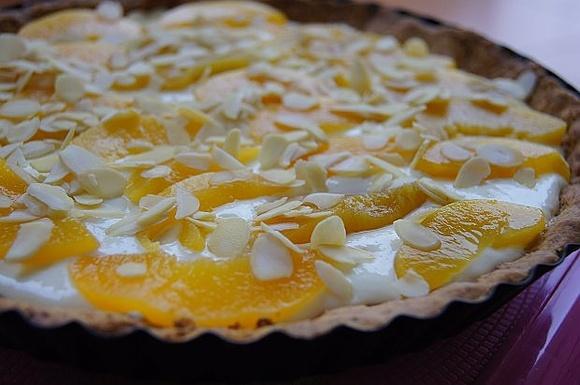 Tarta z serem, brzoskwiniami i migdałami