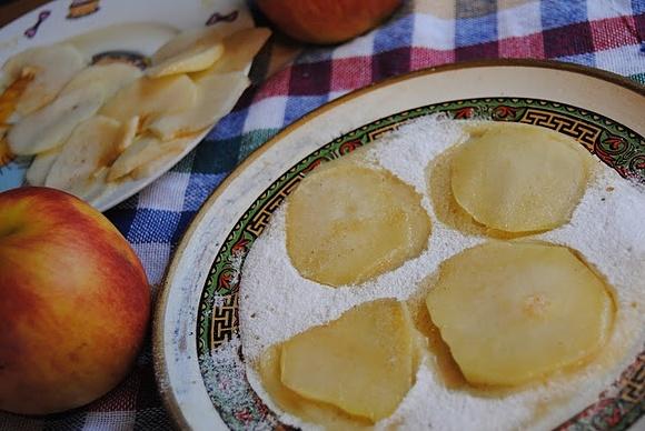 Delikatne imbirowe naleśniki z jabłkiem