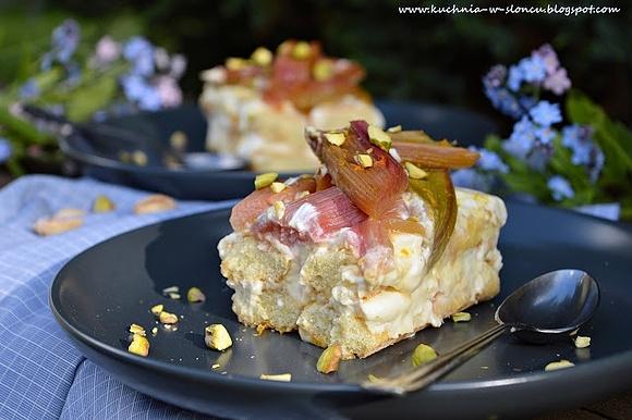 Rabarbarowe tiramisu z nutą pomarańczy i pistacjami