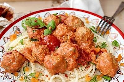 Kuleczki cielęce z makaronem i sosem pomidorowo-śmietanowym