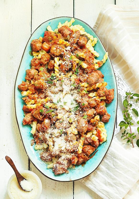 Gemelli z salsiccia i parmezanem