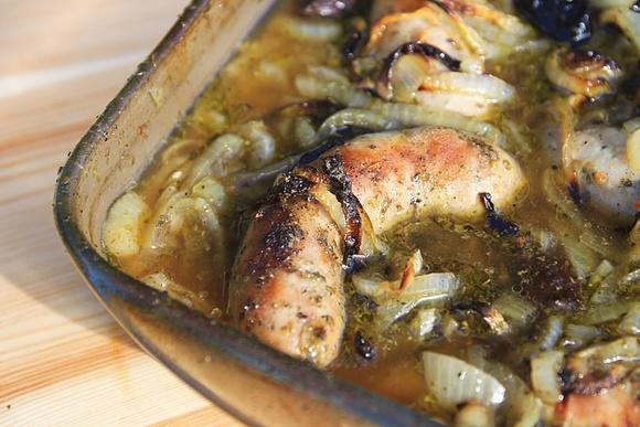 Kiełbasa pieczona z cebulą i śliwką