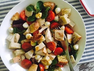 Sałatka Napoli z kurczakiem, mozzarellą i pomidorkami koktajlowymi