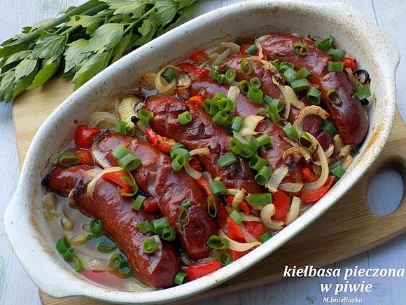 Kiełbasa pieczona w piwie