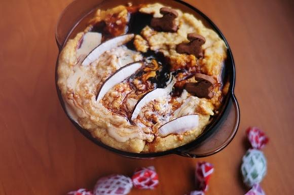 Budyń jaglany z bananem, kokosowym tahini i melasą