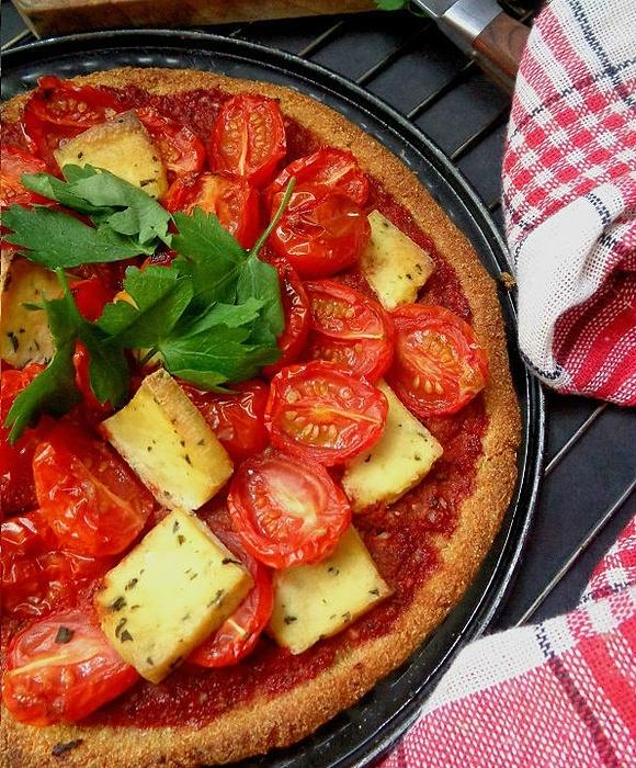Pizza na komosowym cieście bezglutenowa i wegańska