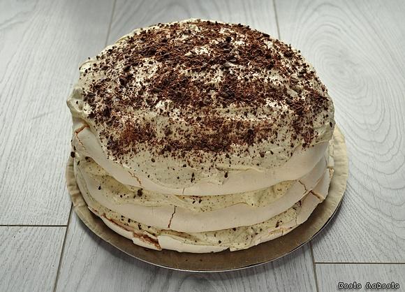 Mrożony tort bezowy tiramisu