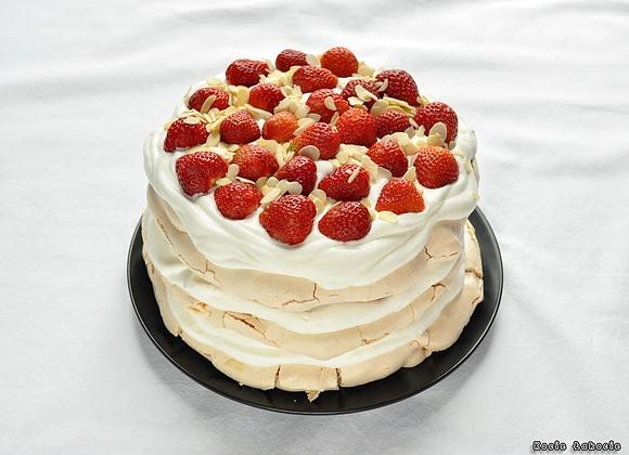 Tort bezowy z truskawkami