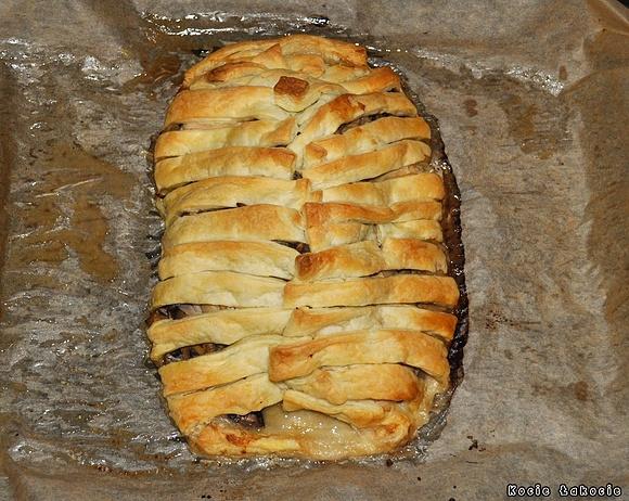 Zawijak z ciasta francuskiego z kurczakiem i pieczarkami
