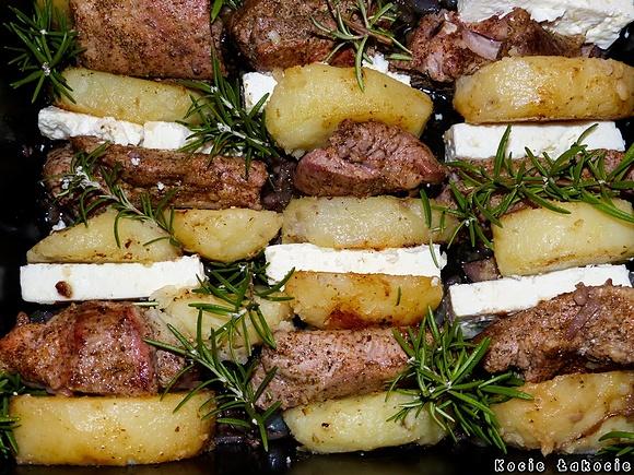 Pieczone żeberka z fetą i ziemniakami