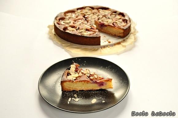 Tarta marcepanowa ze śliwkami