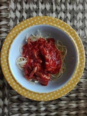 Spaghetti Bolognese z czosnkiem niedźwiedzim i słodką papryką