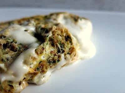 Omlet z mozzarellą i pesto z liści rzodkiewki