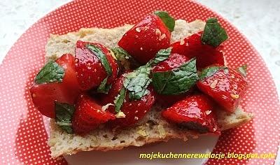 Bruschetta z truskawkami i miętą