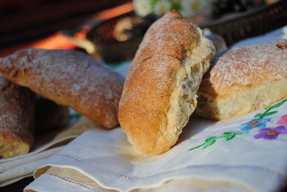 Małe drożdżówki z nasionami chia i sezamem oraz z dżemem