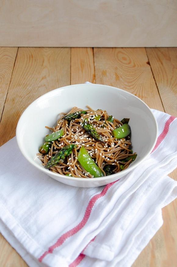 Stir-fry ze szparagami groszkiem cukrowym i makaronem soba
