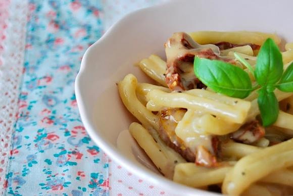 Makaron z serem taleggio i suszonymi pomidorami