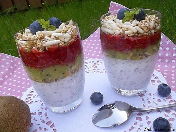 Jogurt naturalny z nasionami chia musem z owoców i mixem zbóż