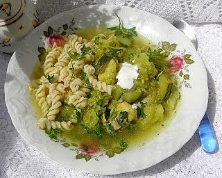 Zielona warzywna zupa z makaronem na skrzydełkach