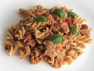 Makaron z sosem z tuńczyka i pomidorów