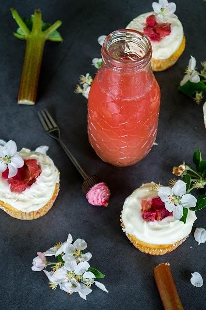 Rabarbarowe cupcakes z mascarpone, imbirem i kardamonem