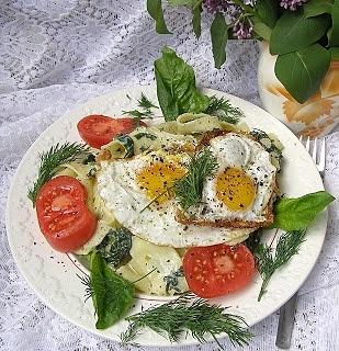Makaron parppadelle ze szpinakiem, mascarpone i jajkami sadzonymi