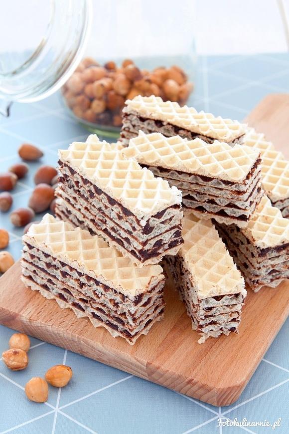 Wafle z kremem czekoladowo-orzechowym i daktyli