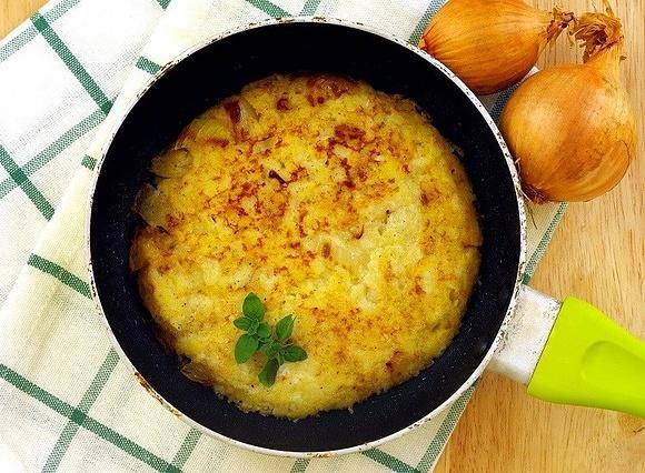 Rösti szwajcarski placek ziemniaczany z cebulką