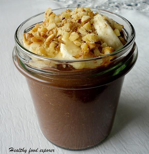 Czekoladowy pudding chia z bananem i orzechami włoskimi
