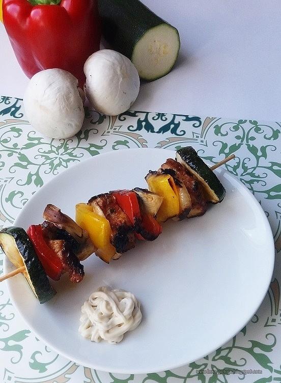Szaszłyki bbq z kurczakiem i warzywami na grilla